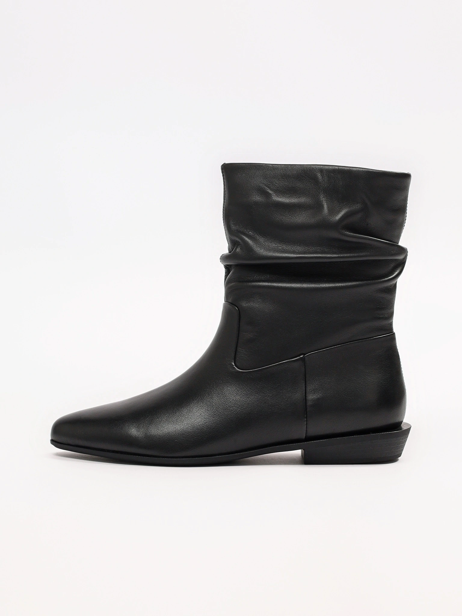 Ботинки черного цвета на низком каблуке